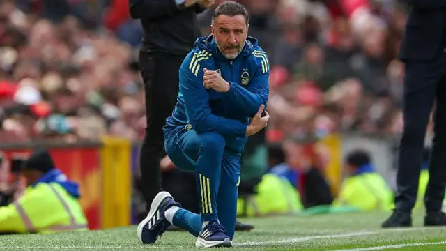 Vitor Pereira kneeling on the touchline