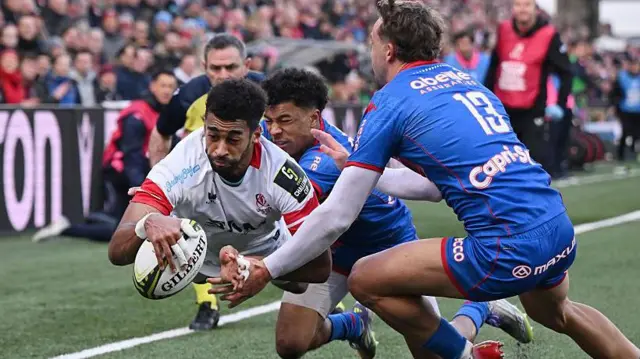 Robert Baloucoune scores a try against Stade Francais