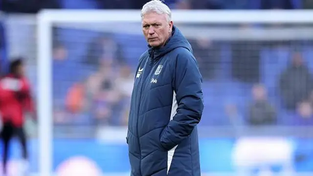  David Moyes, Manager of Everton, looks on 