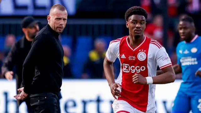 John Heitinga looks at Jorrel Hato during the Dutch Cup final between Ajax and PSV Eindhoven in April 2023