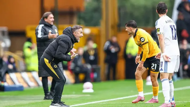 Vitor Pereira shouts and gestures from the touchline