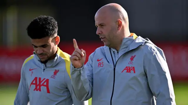 Arne Slot gives instructions to Luis Diaz during training