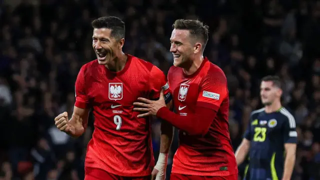 Piotr Zielinski celebrates with Robert Lewandowski