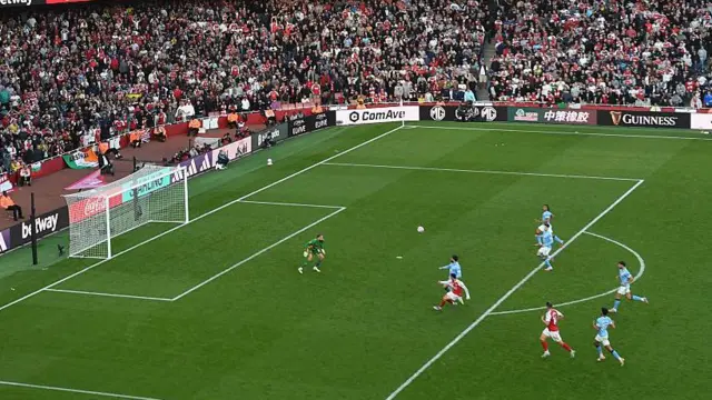 Gabriel Martinelli scores for Arsenal