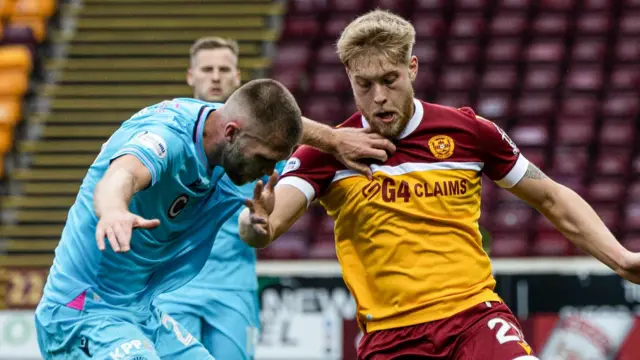 St Mirren's Marcus Fraser and Motherwell's Ewan Wilson