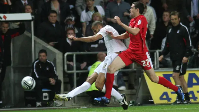 Swansea City signed Darren Pratley from Fulham for a fee of £100,000