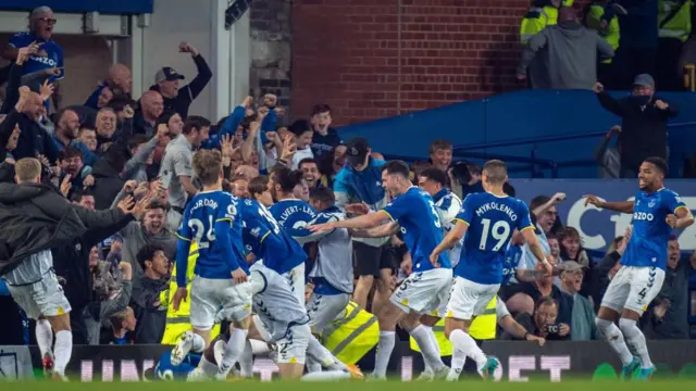 Dominic Calvert-Lewin of Everton and his team mates celebrates