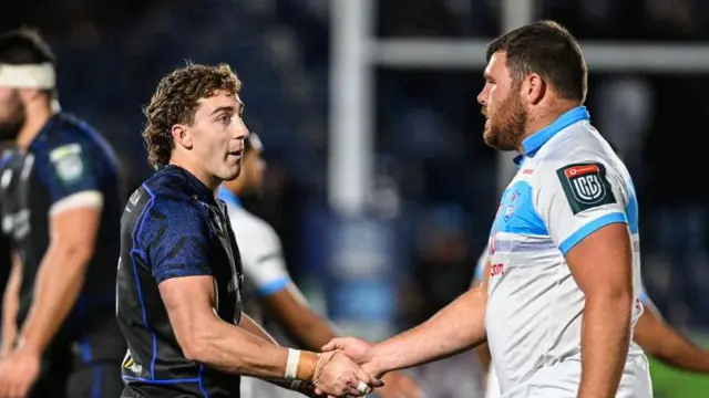 Josh McKay shakes hands with Francois Klopper