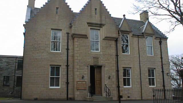 Kirkwall sheriff court - A stone municipal court building