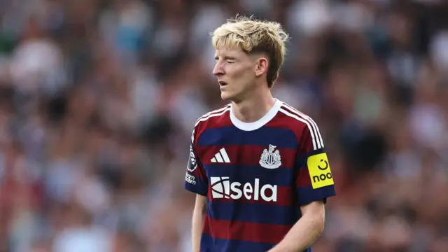 Anthony Gordon of Newcastle United reacts during the Premier League match between Fulham FC and Newcastle United FC at Craven Cottage