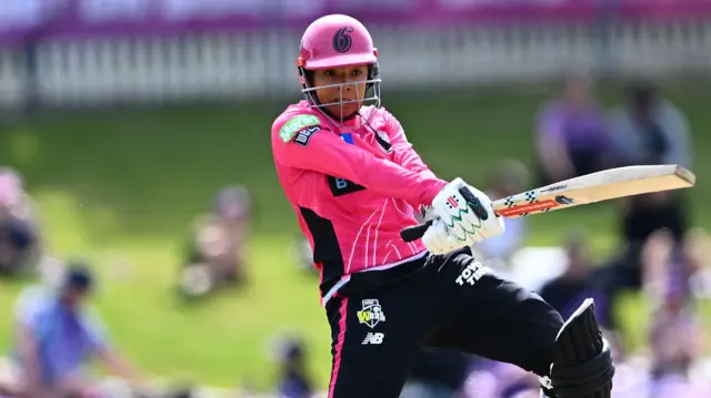 Sophia Dunkley plays a cut shot for Sydney Sixers