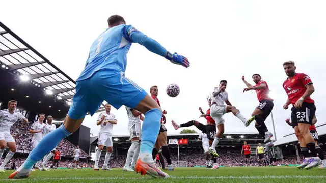 Lenny Yoro scores for Manchester United