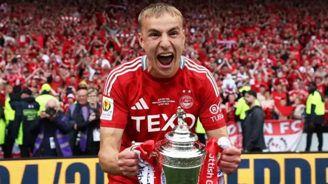 Topi Keskinen with the Scottish Cup in 2025