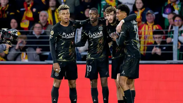 Khvicha Kvaratskhelia celebrates with Ousmane Dembele, Senny Mayulu and Desire Doue