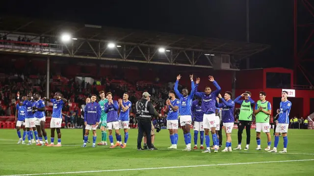 Sunderland team applauding the fans