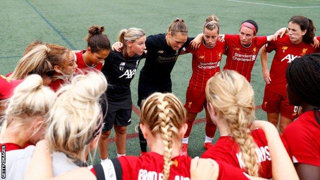 Vicky Jepson speaks to the Liverpool Women team prior to kick-off at the Notre Dame University