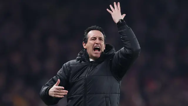 Unai Emery reacts during match
