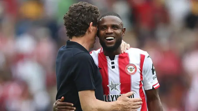 Keith Andrews whispering to Frank Onyeka