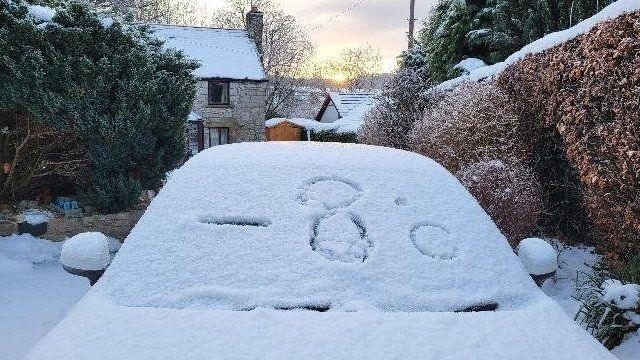 Car wedi ei orchuddio ag eira yn Llandegla, Sir Ddinbych