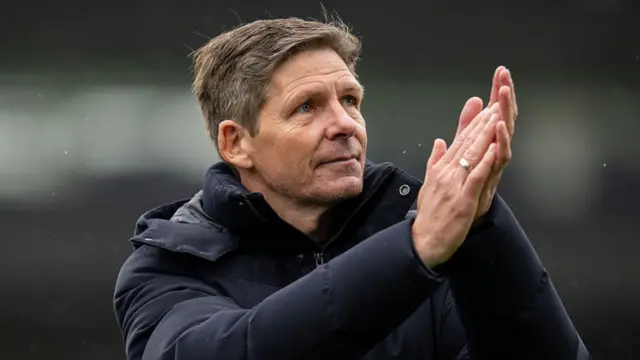 Oliver Glasner applauding