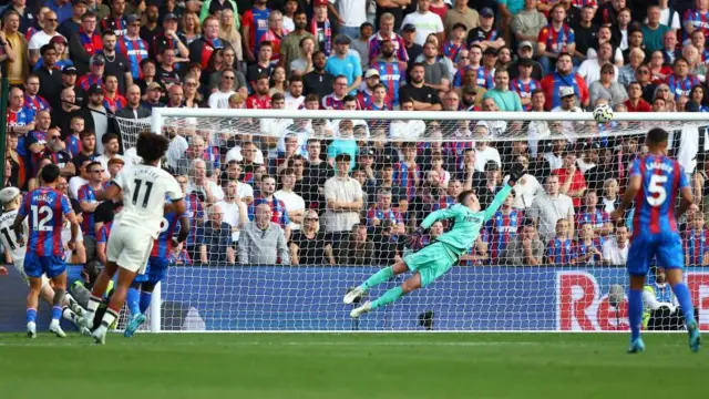 Joshua Zirkzee of Manchester United shoots, as Dean Henderson of Crystal Palace attempts to make a save during the Premier League match between Crystal Palace FC and Manchester United FC at Selhurst Park