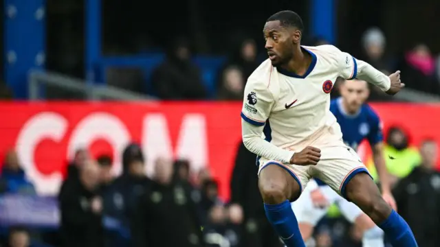 Chelsea's English defender #04 Tosin Adarabioyo controls the ball during the English Premier League football match between Everton and Chelsea