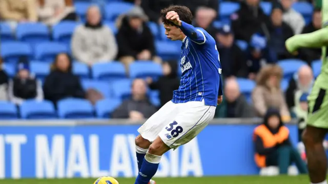 Perry Ng lines up a shot