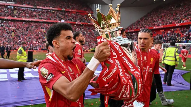 Luis Diaz and Darwin Nunez of Liverpool celebrate with the Premier League trophy