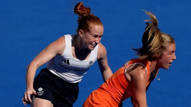  Xan de Waard of Team Netherlands runs with the ball whilst under pressure from Sarah Jones  (L)