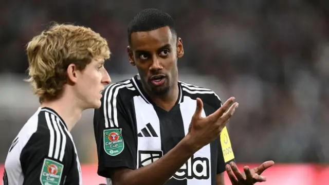 Alexander Isak speaks to Anthony Gordon