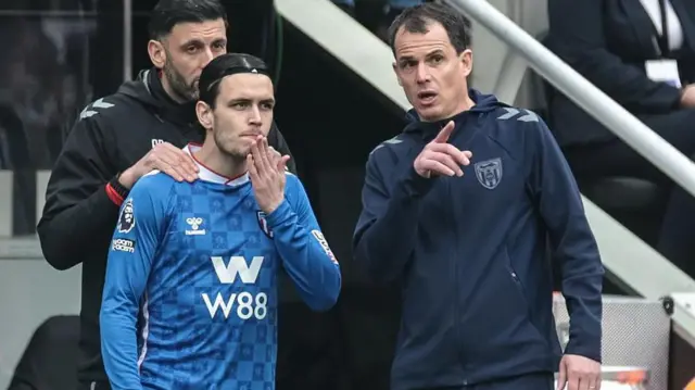 Regis le Bris speaks to Enzo Le Fee