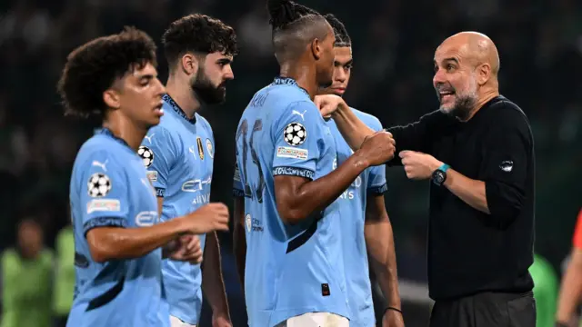 Pep Guardiola speaks to Manchester City players