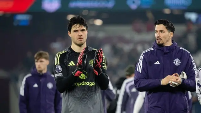 Manchester United goalkeeper Senne Lammens (centre)