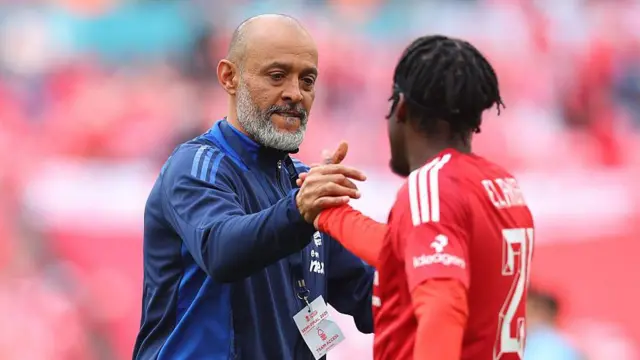 Nuno Espirito Santo shakes hands with Anthony Elanga