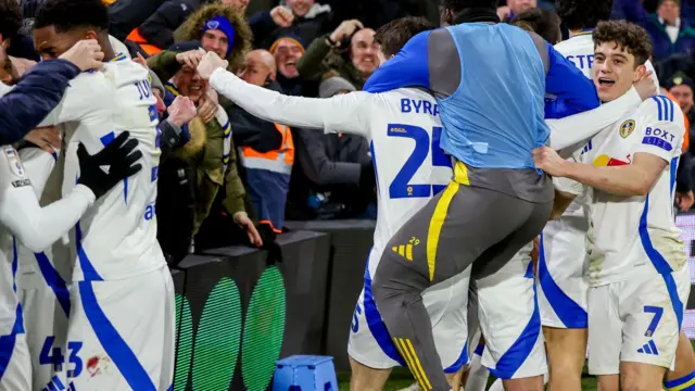 Leeds United players celebrate late winner against Sunderland