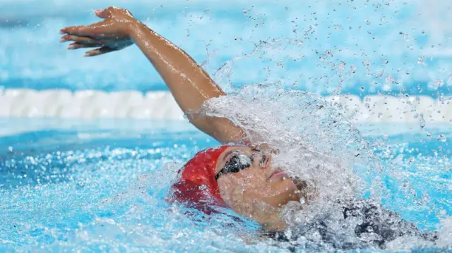 Medi Harris doing backstroke