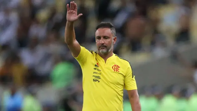 Vitor Pereira gestures while on the touchline