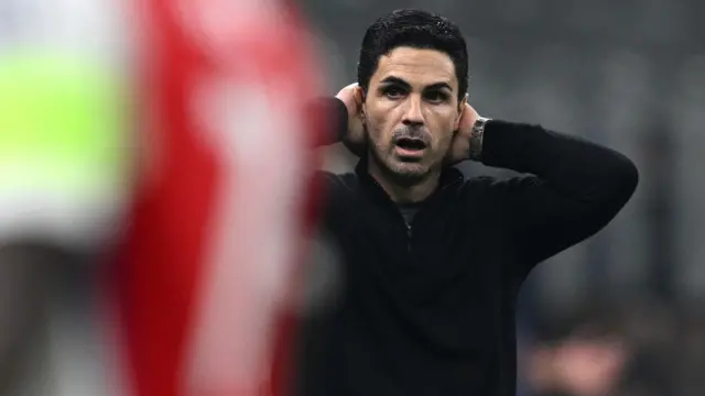 Mikel Arteta puts his hands on his head