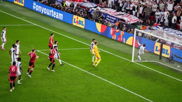 Micky van de Ven goalline clearance