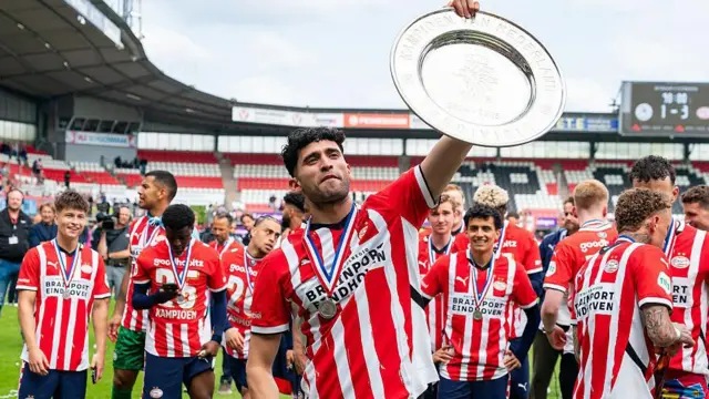Ricardo Pepi celebrates with a trophy at PSV