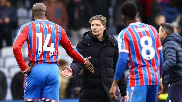 Crystal Palace manager Oliver Glasner shakes the hand of Jean-Philippe Mateta 