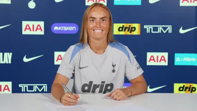Molly Bartrip signs a new deal with Tottenham