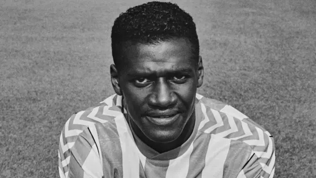 Former Sunderland defender Gary Bennett pictured during the photocall at Roker Park ahead of the 1989/90 season