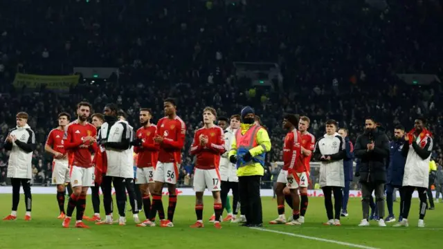 Mancehster United players applauding the away fans