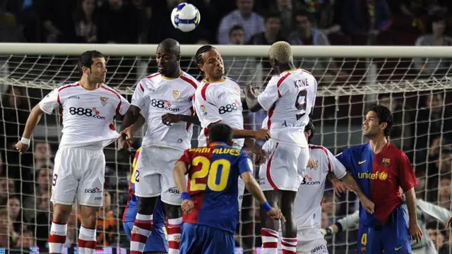 Enzo Maresca facing a Dani Alves free-kick for Sevilla against Barcelona