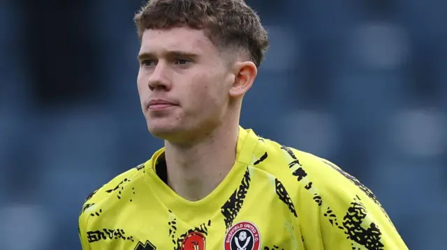 Luke Faxon warming up for Sheffield United
