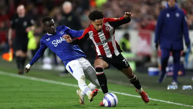 Idrissa Gueye and Kevin Schade compete for the ball