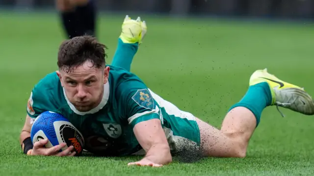 Hugo Keenan scoring a try