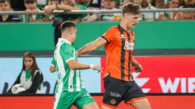 Dundee United's Krisztian Keresztes (R) and Rapid Wien's Andrija Radulovic in action