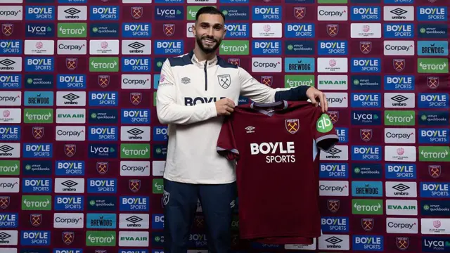 Taty Castellano poses with the West Ham jersey